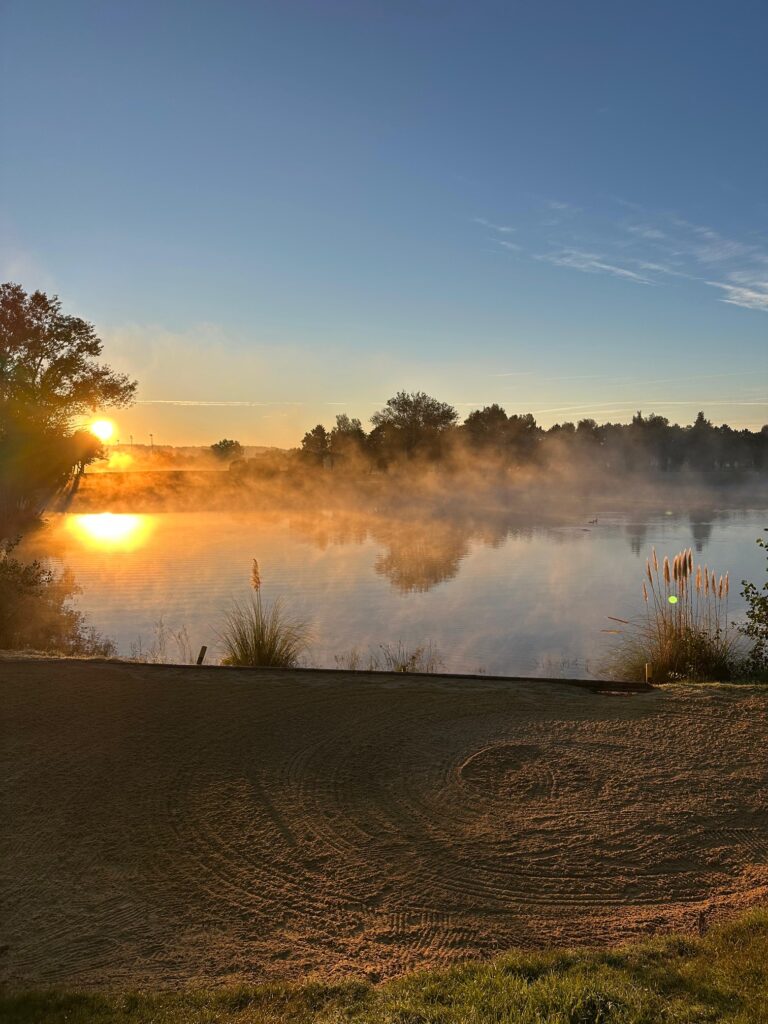 Golf du Grand Avignon - lever de soleil sur le lac, Vedène 84