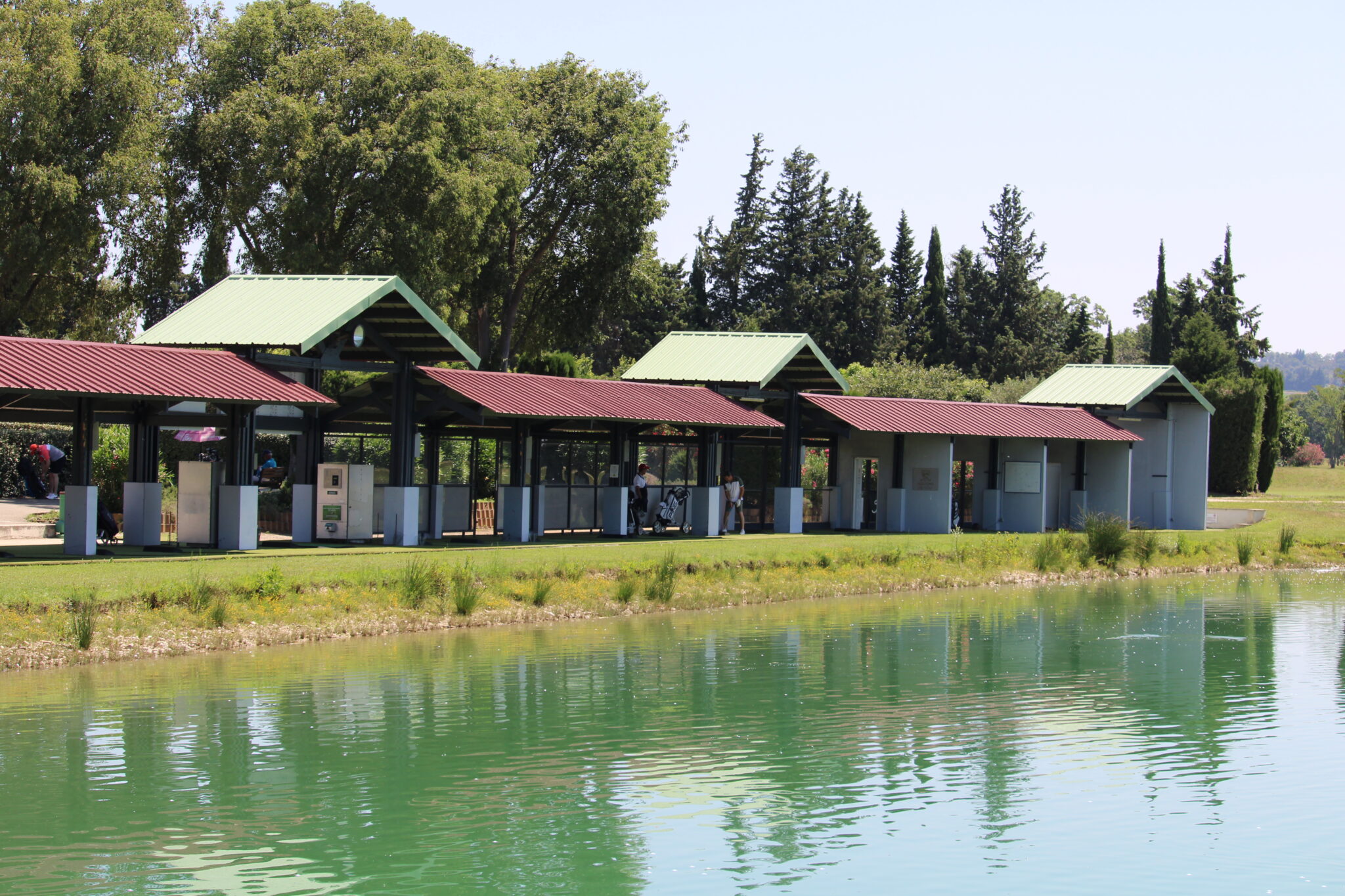 Le practice couvert du Golf du Grand Avignon près d'Avignon